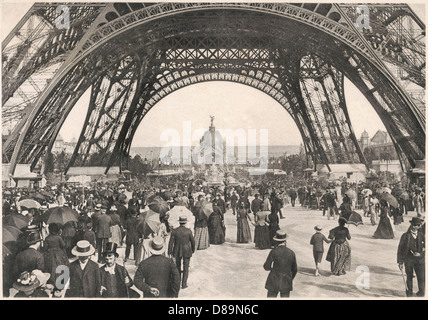 Personnes sous la Tour Eiffel, Paris - exposition universelle Banque D'Images