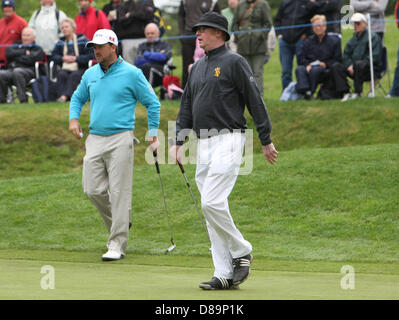 Wentworth, au Royaume-Uni. 22 mai 2013. Graeme McDowell et Chris Evans au cours de la compétition de Celebrity Pro-Am Wentworth Golf Club. Credit : Action Plus Sport Images/Alamy Live News Banque D'Images