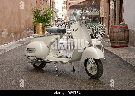 Classic vespa scooter, Brescia, Lombardie, Italie Banque D'Images