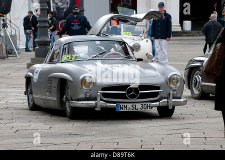 Mercedes Benz 300 sl portes papillon, 1000 Mille Miglia, Brescia, Lombardie, Italie Banque D'Images