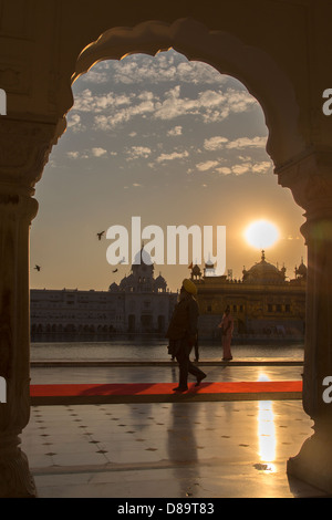 L'Inde, Punjab, Amritsar, Temple d'or au coucher du soleil Banque D'Images