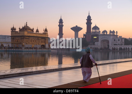 L'Inde, Punjab, Amritsar. Temple d'un homme âgé en costume traditionnel balades dans le complexe sikh Banque D'Images