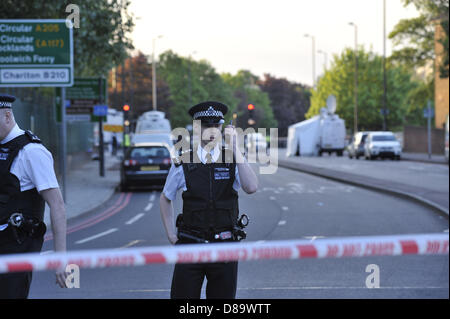 Londres, Royaume-Uni, 22 mai 2013. C'est la scène à John Wilson Street, Woolwich, quelques heures après qu'un homme a été tué par deux suspects qui à leur tour ont été tués tous les deux par la police. La route a été barrée et une forte présence policière est en place. Credit : Lee Thomas/Alamy Live News Banque D'Images