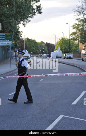 Londres, Royaume-Uni, 22 mai 2013. C'est la scène à John Wilson Street, Woolwich, quelques heures après qu'un homme a été tué par deux suspects qui à leur tour ont été tués tous les deux par la police. La route a été barrée et une forte présence policière est en place. Credit : Lee Thomas/Alamy Live News
