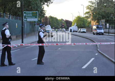 Londres, Royaume-Uni, 22 mai 2013. C'est la scène à John Wilson Street, Woolwich, quelques heures après qu'un homme a été tué par deux suspects qui à leur tour ont été tués tous les deux par la police. La route a été barrée et une forte présence policière est en place. Credit : Lee Thomas/Alamy Live News Banque D'Images