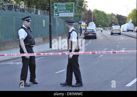 Londres, Royaume-Uni, 22 mai 2013. C'est la scène à John Wilson Street, Woolwich, quelques heures après qu'un homme a été tué par deux suspects qui à leur tour ont été tués tous les deux par la police. La route a été barrée et une forte présence policière est en place. Credit : Lee Thomas/Alamy Live News Banque D'Images