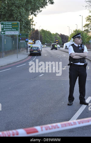 Londres, Royaume-Uni, 22 mai 2013. C'est la scène à John Wilson Street, Woolwich, quelques heures après qu'un homme a été tué par deux suspects qui à leur tour ont été tués tous les deux par la police. La route a été barrée et une forte présence policière est en place. Credit : Lee Thomas/Alamy Live News