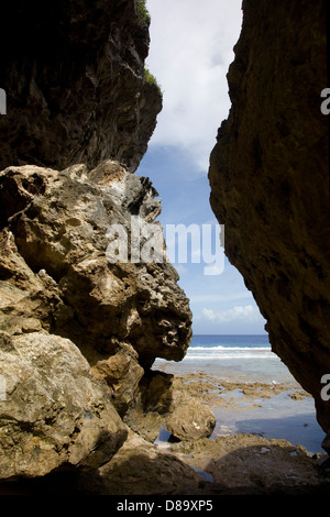 En sortant Avaiki grottes sur à la plage, Alofi, Niue, île du Pacifique Sud. Banque D'Images