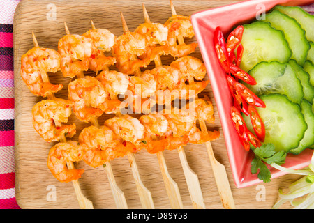 Sate - Goong Thai Satay de crevettes au concombre et l'oignon et de la relish, sauce aux arachides. Salade de concombre, oignons rouges et de piments. Banque D'Images