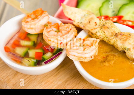 Sate Gai & Sate Goong - poulet thaï et de crevettes satays servi avec le concombre et l'oignon et de la relish, sauce aux arachides. Banque D'Images