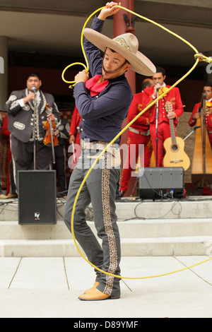 Mariachi Cocula gaucho mexicain jouant avec lasso dans Fest-Victoria l'Afrique au Centennial Square, British Columbia, Canada. Banque D'Images