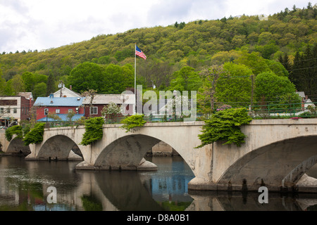 Le calme de la rivière Deerfield reflète la Shelburne Falls Bridge de fleurs sur la droite, avec la Ville de Buckland en arrière-plan. Banque D'Images