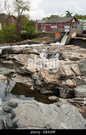 Marmites glaciaires, créé par le mouvement de l'eau dans la rivière Deerfield dans la ville historique de Shelburne Falls, Massachusetts. Banque D'Images