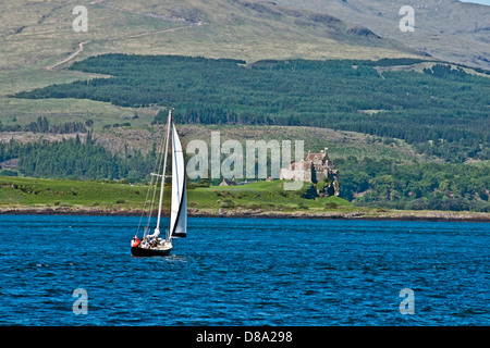 Duart Duart Castle, Firth of Lorn Point sur l'île de Mull en Écosse de l'ouest avec bateau à voile passant Banque D'Images