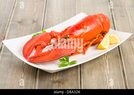Le homard avec des quartiers de citron. Banque D'Images