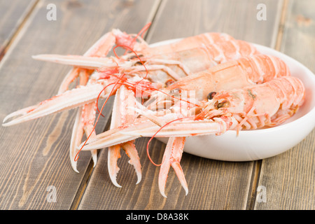 Langoustines avec des quartiers de citron. Banque D'Images