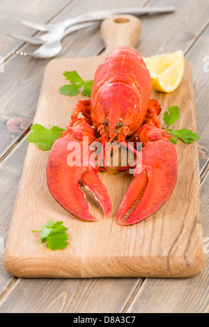 Le homard avec des quartiers de citron. Banque D'Images