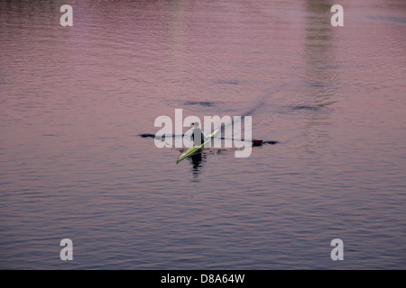 Les lignes de l'homme de la Charles River, car il reflète le ciel du soir mauve à Cambridge, MA, USA. Banque D'Images