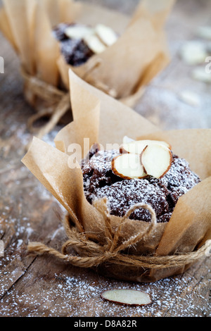 Muffins au chocolat maison fraîche avec des amandes tranchées Banque D'Images