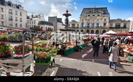 Week-end shoppers, Cherbourg, place du marché, Normandie, France. L'ancien théâtre en arrière-plan. Banque D'Images