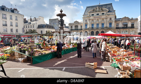 Week-end shoppers, Cherbourg, place du marché, Normandie, France. L'ancien théâtre en arrière-plan. Banque D'Images