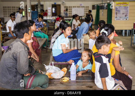 20 mai 2013 - Mae Kasa, Tak, Thaïlande - les patients de la consultation externe, Birman salle d'attente à la clinique de Mae SMRU Kasa, Thaïlande. Chaque patient qui se présente à la clinique est testé pour le paludisme. La clinique est à moins de 50 mètres de la frontière entre la Thaïlande et la Birmanie ne voit que les patients. Les thaïlandais voir Gouvernement thaïlandais d'hôpitaux. Les professionnels de la santé voient de plus en plus de preuve du paludisme résistant à l'artémisinine qui sortent de la jungle d'Asie du sud-est. L'artémisinine a été le premier choix pour la lutte contre le paludisme en Asie du sud-est de 20 ans. Depuis quelques années pourtant, les travailleurs de la santé dans les ca Banque D'Images