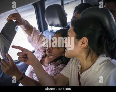 21 mai 2013 - Mae Ku, Tak, Thaïlande - CINDY CHU, un Américain, (droite) consulte avec son collègue, le Dr Birman SEZN SEZN THI, sur un cliché radiographique au Mawker SMRU thaïlandais dans la clinique Mae Ku, la Thaïlande. Les professionnels de la santé voient de plus en plus de preuve du paludisme résistant à l'artémisinine qui sortent de la jungle d'Asie du sud-est. L'artémisinine a été le premier choix pour la lutte contre le paludisme en Asie du sud-est de 20 ans. Depuis quelques années pourtant, les travailleurs de la santé au Cambodge et au Myanmar (Birmanie) voient des signes que le parasite du paludisme est devenu résistant à l'artémisinine. Les scientifiques Banque D'Images