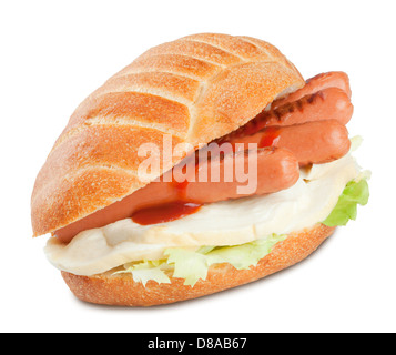 Sandwich avec salade ketchup saucisses et fromage mozzarella. Banque D'Images