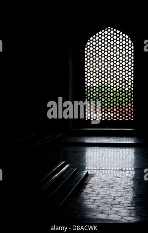 Pierre tombale dans la fenêtre et Tombe de Humayun à Delhi, l'Inde comme un exemple de style persan Banque D'Images