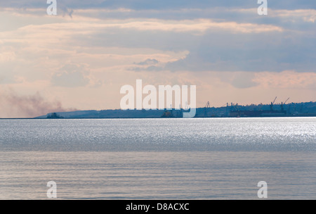 À proximité de l'activité métallurgique de fumée, avec la mer d'Azov à l'avant. Mariupol, Ukraine Banque D'Images