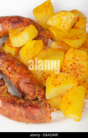 Saucisses de viande grillée avec des pommes de terre. Banque D'Images