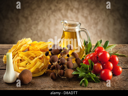 Ingrédients pour la cuisson des nouilles avec des champignons. Banque D'Images