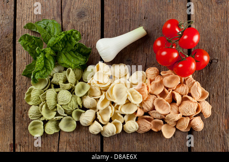 Les pâtes italiennes faites maison orecchiette sur table en bois Banque D'Images