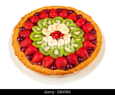 Gâteau aux fruits frais isolé sur fond blanc Banque D'Images