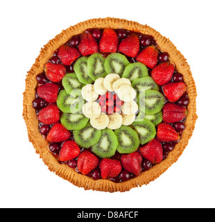 Gâteau aux fruits frais isolé sur fond blanc Banque D'Images