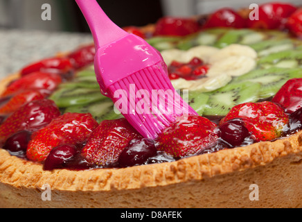 Gâteau aux fruits frais avec l'isinglass Banque D'Images