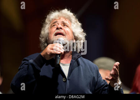 Imola, Italie. 22 mai 2013. Beppe Grillo, un acteur politique figure du 'Movimento 5 Stelle', mouvement politique italien, a tenu un rassemblement à Imola, Italie, (Photo par Enrico Calderoni/AFLO/Alamy Live News) Banque D'Images