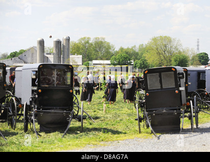 Pennsylvania Dutch les familles jouent à des jeux sur les champs agricoles avec des poussettes en premier plan, Amish, Quaker, mennonite, Pennsylvania Dutch, Banque D'Images