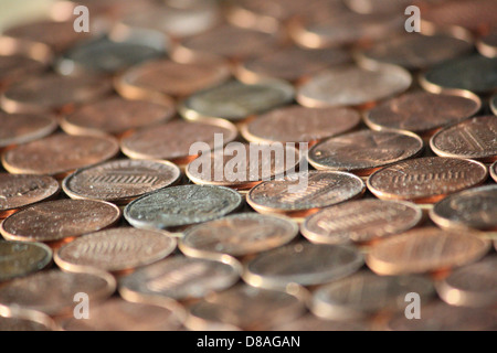 Cette image en gros plan de pennies montre leur brillance métallique et leur gravure détaillée. Les pièces de monnaie sont étroitement arrangées, mettant en valeur leur couleur de cuivre et leurs caractéristiques individuelles, idéales pour les thèmes financiers ou monétaires. Banque D'Images