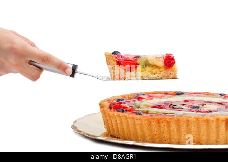 Tranche de gâteau de fruit sur fond blanc Banque D'Images