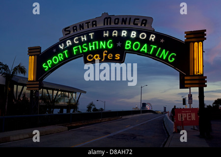 Archway néon à l'entrée de la jetée de Santa Monica à Santa Monica, en Californie. Banque D'Images