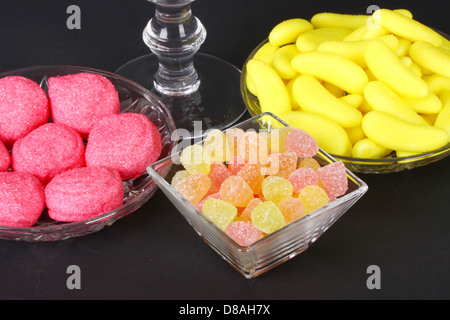 Bonbons jelly mixte sur fond noir Banque D'Images