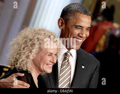 Washington DC, USA. 22 mai 2013. Le président des États-Unis Barack Obama awards chanteur-compositeur-Carole King la Bibliothèque du Congrès 2013 Prix Gershwin pour la chanson populaire au cours d'un concert à la Maison Blanche à Washington, DC Le 22 mai 2013.Crédit : Yuri Gripas / Piscine via CNP/Alamy Live News Banque D'Images