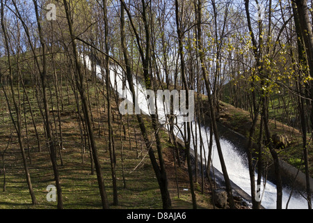 L'eau jaillissant vers le bas une petite colline sur la façon d'Sonmarg de Srinagar. Cascades de l'eau d'un petit canal en béton sur la colline. Banque D'Images