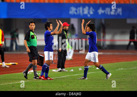 (L-R) Masato Kudo, Kensuke Nagai (JPN), le 25 novembre 2010 - Football / Soccer : Kensuke Nagai du Japon est remplacé par Masato Kudo pendant la Jeux asiatiques 2010 Men's football match final entre les Émirats arabes unis 0-1 Japon au stade de Tianhe à Guangzhou, Chine. (Photo par AFLO SPORT) Banque D'Images