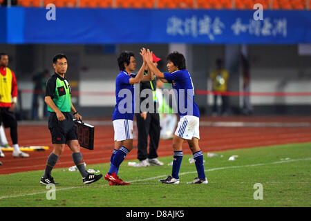 (L-R) Masato Kudo, Kensuke Nagai (JPN), le 25 novembre 2010 - Football / Soccer : Kensuke Nagai du Japon est remplacé par Masato Kudo pendant la Jeux asiatiques 2010 Men's football match final entre les Émirats arabes unis 0-1 Japon au stade de Tianhe à Guangzhou, Chine. (Photo par AFLO SPORT) Banque D'Images