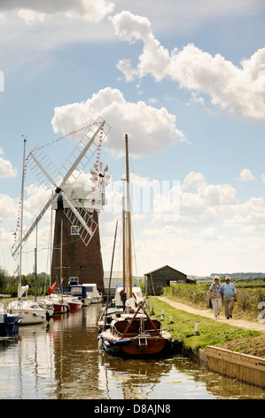 Drainage d'une pompe éolienne Horsey moulin près de Great Yarmouth, Norfolk, Angleterre. Les bateaux de plaisance à Horsey simple. L'été Banque D'Images