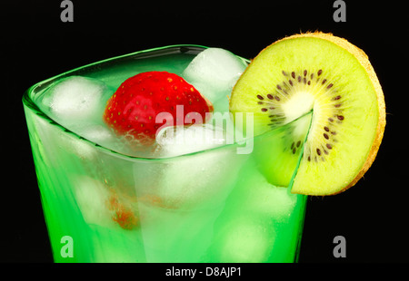 Verre menthe avec fraises et kiwi sur fond noir Banque D'Images