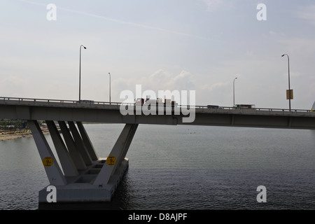 L'étendue de l'Benjamin Sheares Bridge à Singapour et un camion passant sur elle. Un grand pont dans la région de Marina. Banque D'Images