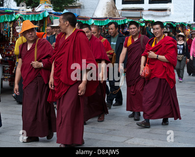 Les moines bouddhistes marche sur la rue Barkhor autour de monastère Jokhang, vieille ville de Lhasa, Tibet Banque D'Images